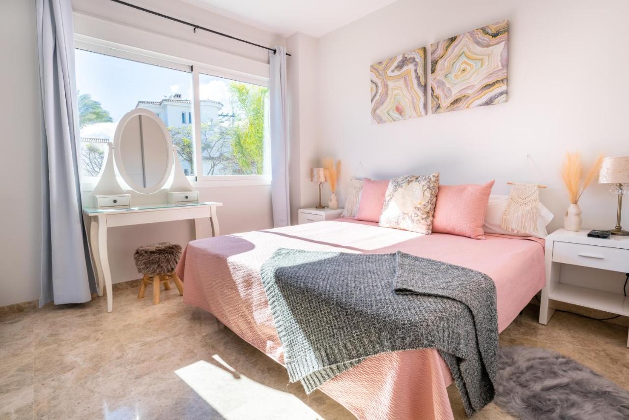 2bdr Penthouse, Naranjos, W/pool, 2km P.banus Apartament Marbella
